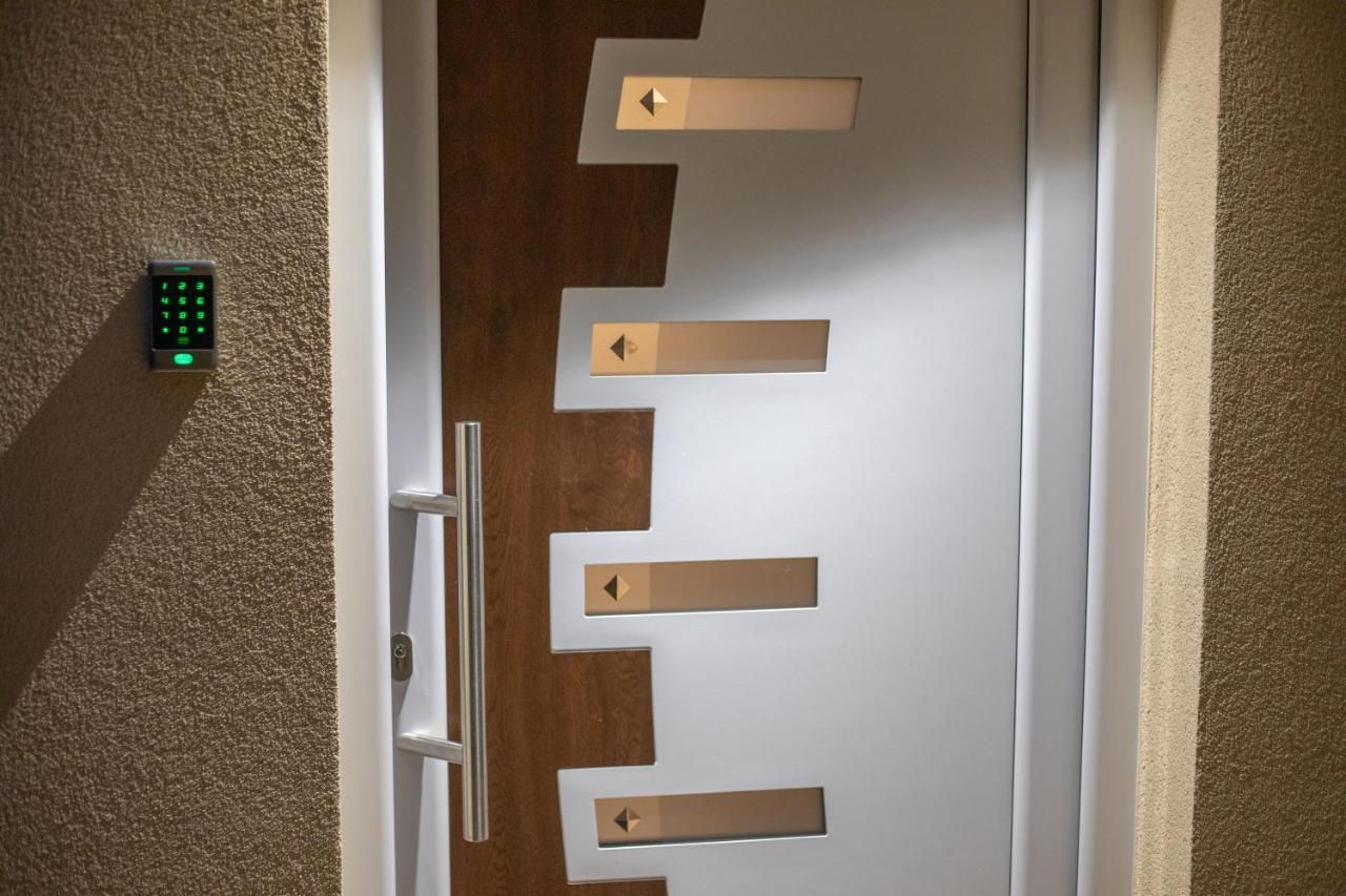Rooms & Apartments Toni Stobreč 外观 照片